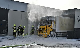 Die Einsatzkräfte konnten den Brand des Lkw am Montagmittag im rückwärtigen Bereich des Marktes schnell kontrollieren und löschen. - Raphael Athens
