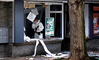 Am Tag nach der Geldautomaten-Sprengung im November wurden in der Filiale der Santander Bank an der Königstraße in Gütersloh aufwendig Spuren gesichert. - Andreas Frücht