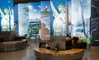 An vielen Flughäfen in den USA müssen Reisende sich auf lange Wartezeiten einstellen - so wie hier am LaGuardia International Airport in New York. - Olga Fedorova/FR172242 AP/AP/dpa