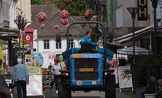 Die Pflasterarbeiten in der Paul-Baehr-Straße und in der Klosterstraße versperren die Einkaufsmeile der Kurstadt. - Ulf Hanke Die Pflasterarbeiten in der Paul-Baehr-Straße und in der Klosterstraße versperren die Einkaufsmeile der Kurstadt. - Ulf Hanke
