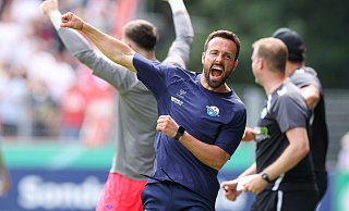 Paderborns Trainer Ralf Kettemann jubelt über den frühen Treffer zum 1:0 seines Teams. - Christoph Reichwein/dpa Paderborns Trainer Ralf Kettemann jubelt über den frühen Treffer zum 1:0 seines Teams. - Christoph Reichwein/dpa