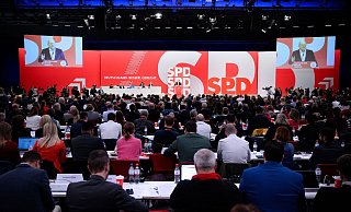 Es gibt zwei Dinge, die viele überrascht haben bei diesem Parteitag: Der kämpferische Auftritt des Kanzlers und die Disziplin der Delegierten. - Bernd von Jutrczenka/dpa