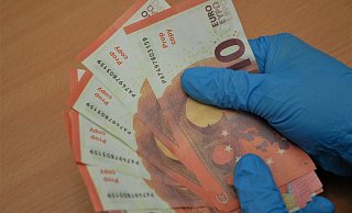 An dem roten Aufdruck "Prop Copy" sind die Fälschungen zu erkennen. - Polizei Höxter