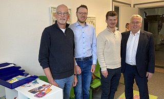 Setzen sich für eine gute Versorgung mit Kinderärzten im Kreis Herford ein: Hermann Lorenz (KVWL, Bezirksstelle Minden), Constantin Rehers (Nachwuchsförderung KVWL), Marius Tönsmann (Kreisgesundheitsamt) sowie Jürgen Müller (Landrat Kreis Herford, v. l.). - Matthias Bungeroth