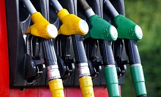 Fünf Täter überfallen Tankstelle und bedrohen Angestellten. - Symbolfoto Pixabay