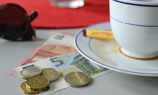 Die Rechnung, bitte: Allgemein empfohlen wird, zehn Prozent davon als Trinkgeld zu bezahlen. - Lena Henning