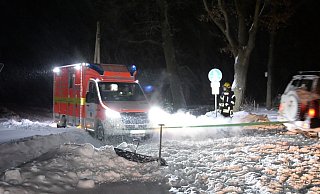 Die Feuerwehr befreite den feststeckenden RTW gemeinsam mit einem Anwohner. - Andreas Eickhoff