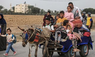 Palästinensische Familien fliehen aus Gaza und anderen Teilen des nördlichen Gazastreifens in Richtung der südlichen Gebiete. - Mohammed Talatene/dpa