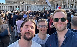 Julian Hebenbrock (v. l.), der Westenholzer Johannes Brucksch und Fabian Hartmann sind live auf dem Petersplatz dabei, als der neue Papst präsentiert wird. - Brucksch