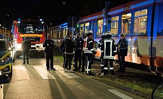 Schock am Sonntagabend: Ein Radler war an der Haltestelle Landgericht gegen die Stadtbahn gestoßen. - Christian Mathiesen