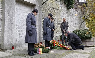 Am Mahnmal am Busdorfwall werden in Erinnerung an die Opfer von Krieg und Gewalt Kränze niedergelegt. - Viktoria Bartsch