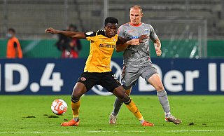 SCP-Stürmer Sven Michel (r.), hier im Duell gegen Dresdens Michael Akoto, traf im Pokalspiel zum zwischenzeitlichen 1:1 und erzielte in den vergangenen vier Pflichtspielen stets ein Tor. - imago images/Hentschel