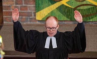 Vikar Tim Trabe leitete den Familiengottesdienst, mit dem am Sonntag des toten Fabian aus Güstrow gedacht wurde. - Stefan Sauer/dpa
