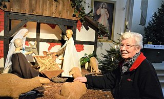 Den großen Stall, drei Schafe, Ochs und Esel hat vor etlichen Jahren der Mann von Küsterin Rosemarie Noske für die Krippe in der St.-Heinrich-Kirche in Sende gefertigt. Die Größe der Figuren ist das Besondere. - Karin Prignitz