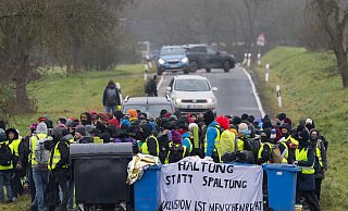 Wegen Straßenblockaden kamen viele AfDler nicht zur Gründungsversammlung der neuen Jugendorganisation durch, auch die Parteichefs kamen eine Stunde zu spät. - Lando Hass/dpa