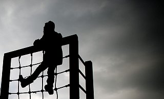 Was sind Gründe für Kinderarmut? Kinder und Jugendliche wählten am häufigsten die Antwort «weil viele Eltern zu wenig Geld verdienen». - Julian Stratenschulte/dpa