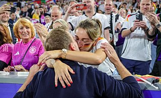 Bundestrainer Julian Nagelsmann küsst nach dem Sieg seine Freundin Lena Wurzenberger. - Christian Charisius/dpa