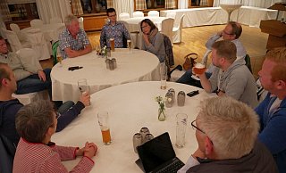 Diskussion beim Bier: Heike Boeckhaus (v. l.), Norbert Schirbel, Jens Oppitz, Susanna Stubbe, Bernd Eickelmann, Patrick Schweinforth, Grünensprecher Philipp Ashton und Udo Richter sprechen über aktuelle kommunale Themen im Gasthof „Zur Post". - Kristoffer Fillies