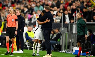 Vom Bundestrainer (r.) bekam Jamie Leweling besonders viel Lob. - Tom Weller/dpa