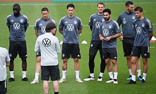 Alle da: Joachim Löw hat mit allen 26 Spielern das erste Training im Turnierquartier in Herzogenaurach bestreiten können. - Foto: Federico Gambarini/dpa