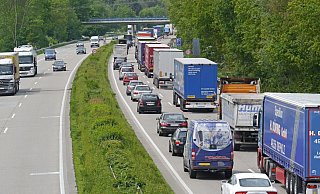 Gerade in den Sommerferien snd viele Strecken von Staus betroffen. - Symbolbild: Pixabay