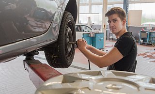 Julien Effing macht im Autohaus Rosenhäher-Mattern seine Ausbildung. Auch wenn er hier an den Rädern arbeitet, nehmen im Kfz-Handwerk die Bereiche Elektronik und Elektrotechnik immer größeren Raum ein. - Ralf Bittner
