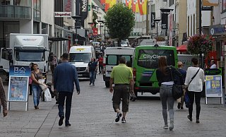 Die Grünen stellen sich hinter die Kritik von Anwohnern am Autoverkehr in der Fußgängerzone. - Marc Köppelamm (Archiv)