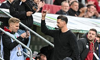 Sandro Wagner reagiert nach dem Abpfiff mit einer Geste Richtung Publikum. - Harry Langer/dpa