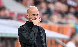Was nun? VfL-Coach Paul Simonis reagiert in Augsburg sauer. - Harry Langer/dpa