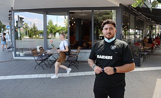 Kevin Kalman vom Restaurant Reyna am ZOB hat die Zahl der Außentische reduziert, würde aber gern den einzigen Parkplatz vor dem Geschäft bestuhlen. - Ulf Hanke