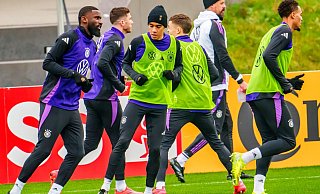 Nagelsmann hält seine Nationalspieler um Jamal Musiala (M) zusammen. - Andreas Arnold/dpa