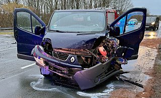 Auf der Wewelsburger Straße (L751) kollidieren ein Kleintransporter und ein Kleinbus beim Abbiegen auf die L776. Dabei werden drei Insassen verletzt. - Ralph Meyer