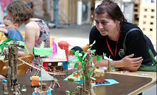 Einfache Papiermodelle – oder solche aus Lego, Playmobil, Knete oder Pappe – sollen den Visionen der Arbeitsgruppen ein Gesicht geben. - city2science