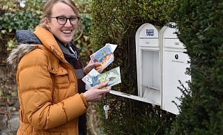 Annemarie Berghoff geht immer mit voller Vorfreude zu ihrem Briefkasten in Erwartung auf neue Karten - Thomas Kube