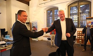 Mit Abstand ein faires Miteinander: Der unterlegene CDU-Kandidat Daniel Razat (l.) gratuliert dem neuen Bürgermeister Daniel Hartmann im Historischen Rathaus. - Simone Flörke
