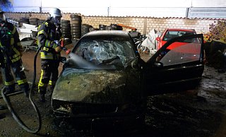 Die Feuerwehr konnte den Pkw-Brand rasch löschen. - Ekkehard Wind