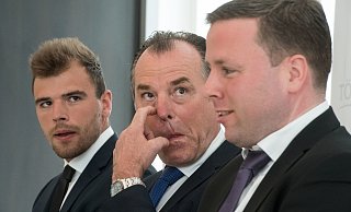 Robert Tönnies (rechts) ist es gelungen seinen "Wochenmarkt24" aus der medialen Schusslinie zu nehmen. Dagegen hat Onkel Clemens Tönnies (Mitte) erst kürzlich wieder seinem Herzensprojekt FC Schalke 04 mit einem öffentlichen Auftritt im Stadion geschadet. - picture alliance
