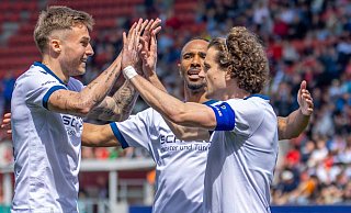 Joel Grodowski (l.) hat mit seinen Teamgefährten Noah Sarenren Bazee (Mitte) und Mael Corboz bei Arminia eine Menge Spaß. - IMAGO/Fotostand