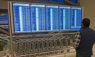 Wegen der Omikron-Variante haben mehrere US-Airlines Berichten zufolge zahlreiche Verbindungen an den Weihnachtsfeiertagen gestrichen. - Foto: Rick Bowmer/AP/dpa