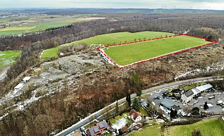 Das Gelände des Steinbruchs Stelbrink in Niederntudorf (l.). Das Unternehmen beantragt eine Erweiterung auf der Weidefläche rechts vom jetzigen Gelände bis zum Waldrand. - Jens Reddeker