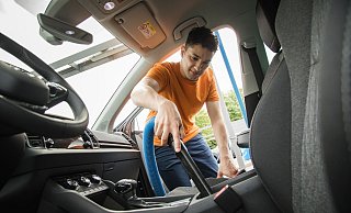 Adios Staub und Sand: Nach dem Urlaub hat das Auto etwas Pflege verdient. - Christin Klose/dpa-tmn