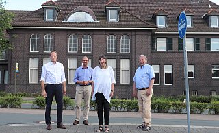 Corona sorgt für Verzögerungen, verzögert das Bahnhofsprojekt aber nicht. Bürgermeister Bernd Poggemöller (v.l.), Projektleiter Gerald Blome, Irene Esser und Günter Willig vom Bahnhofsverein. - Ulf Hanke