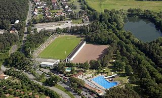 Das Hermann-Löns-Stadion mit seinem Sportgebäude (im Vordergrund links). - Birger Berbüsse