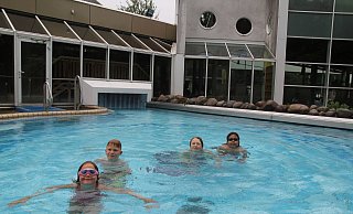 Endlich wieder Badespaß, auch wenn im Wasser, wie hier im Außenbecken, stets auf den Abstand geachtet wird. - Klaus Frensing