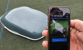 Durch die Steuerung per Handy-App kann der Turf-Rob auch mitten in der Nacht selbstständig seine Reinigungsbahnen über Kunstrasen-Plätze ziehen. Die jeweiligen Platz-Koordinaten können bequem in der Clout hinterlegt werden. - Jens Dünhölter