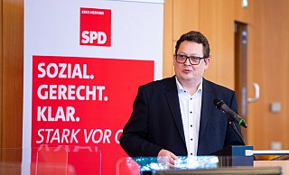 Bei der SPD-Bundestagswahlkreiskonferenz sprach Stefan Schwartze vor 40 anwesenden Personen im Kreishaus, rund 135 schalteten sich digital zu. - Noah Wedel/SPD