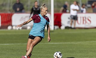 Alisha Lehmann und ihre Schweizer Kolleginnen hatten gegen die U15-Jungs des FC Luzern keine Chance. - Cyril Zingaro/KEYSTONE/dpa