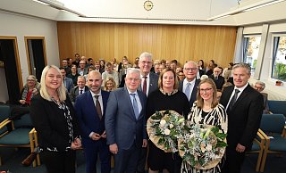 Die neue Direktorin des Amtsgerichts Delbrück, Claudia Strugholz (vorne v.r.), und ihre Vorgängerin Julia Vinck freuen sich zur Amtseinführung und zur Verabschiedung über eine Feierstunde mit dem Präsidenten des Landgerichts Paderborn, Michael Haas, dem Rechtsanwalt Nikolaus Penteridis, Vorsitzender des Anwalt- und Notarvereins Paderborn, und der Vorsitzenden des Personalrats, Anke Droste. Delbrücks Bürgermeister Werner Peitz (hinten v.l.), der stellvertretende Landrat Hans-Bernd Janzen und Hövelhofs Bürgermeister Michael Berens gratulieren. - Regina Brucksch