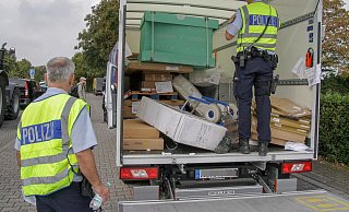 Kartons fliegen umher: Die Beamten dokumentieren die unsachgemäße Ladungssicherung. - Noah Brümmelhorst
