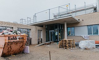 Noch steht eine Mulde vor der Tür – bald können Gäste hier ins neue Bad gelangen. - Angelina Kuhlmann